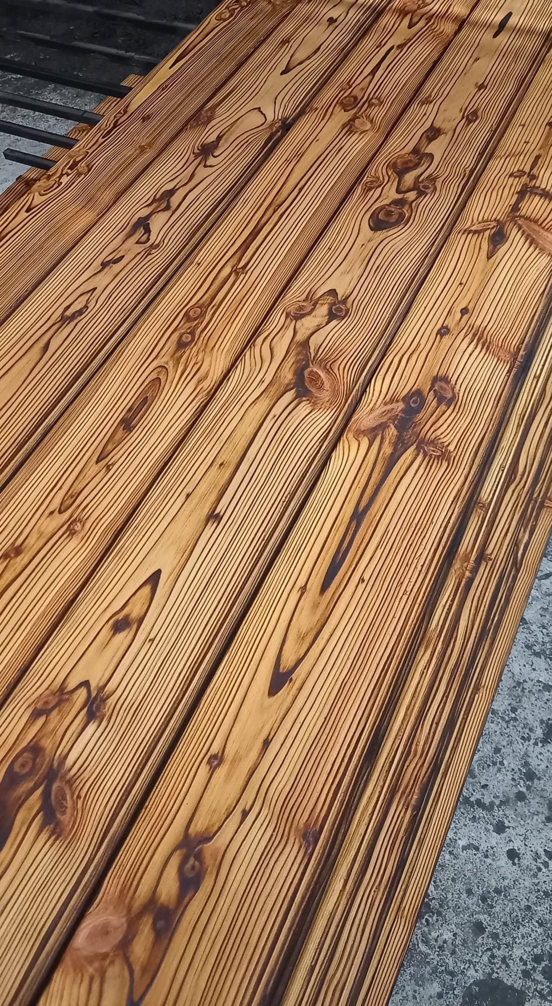 Terasa z opaľovaného dreva, detail